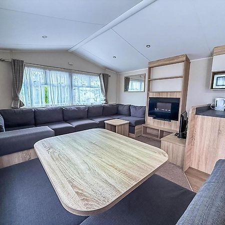 Lovely Caravan With Decking And Outside Furniture At Broadland Sands Ref 20113Bs Hopton on Sea Buitenkant foto