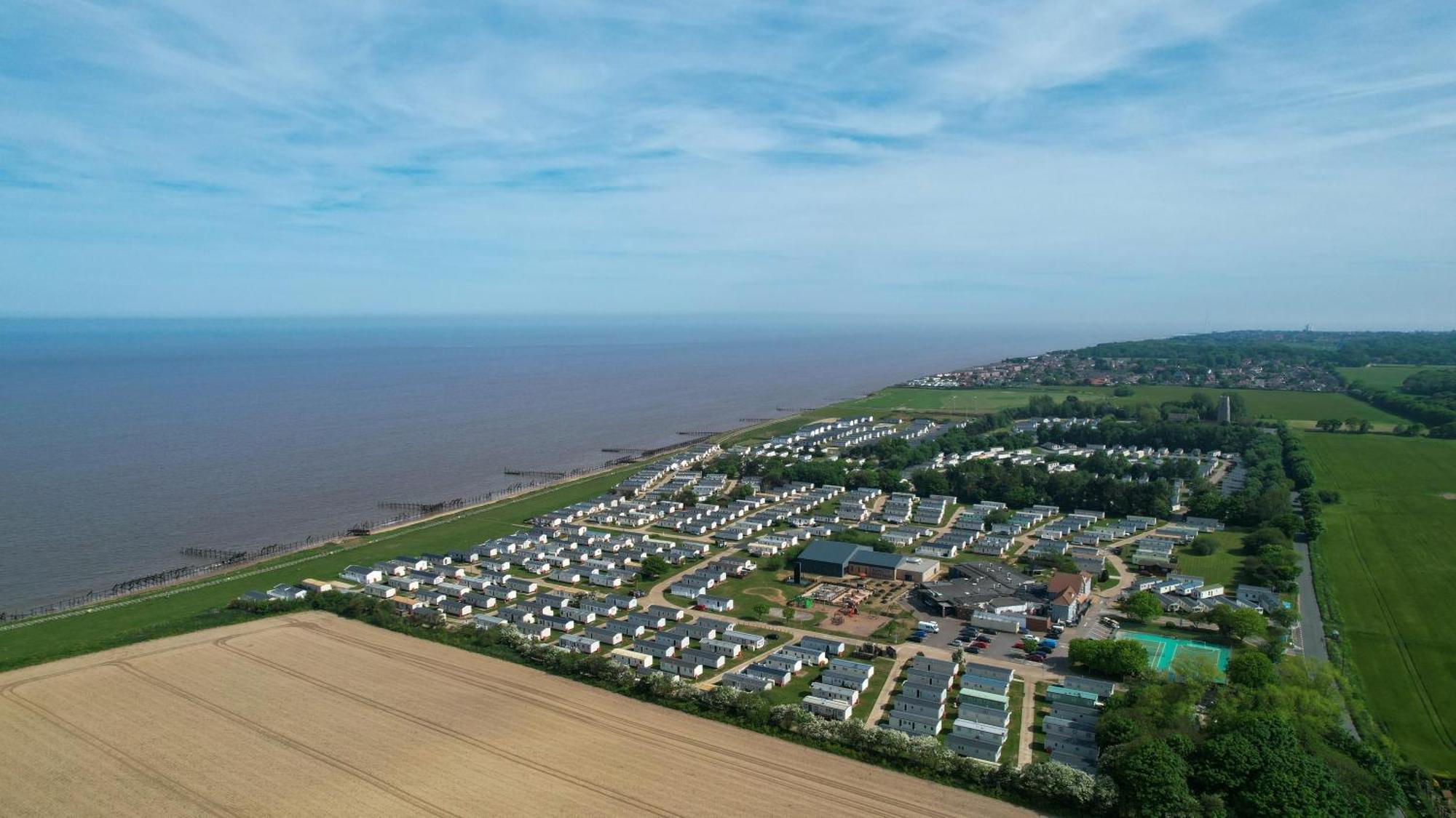 Lovely Caravan With Decking And Outside Furniture At Broadland Sands Ref 20113Bs Hopton on Sea Buitenkant foto