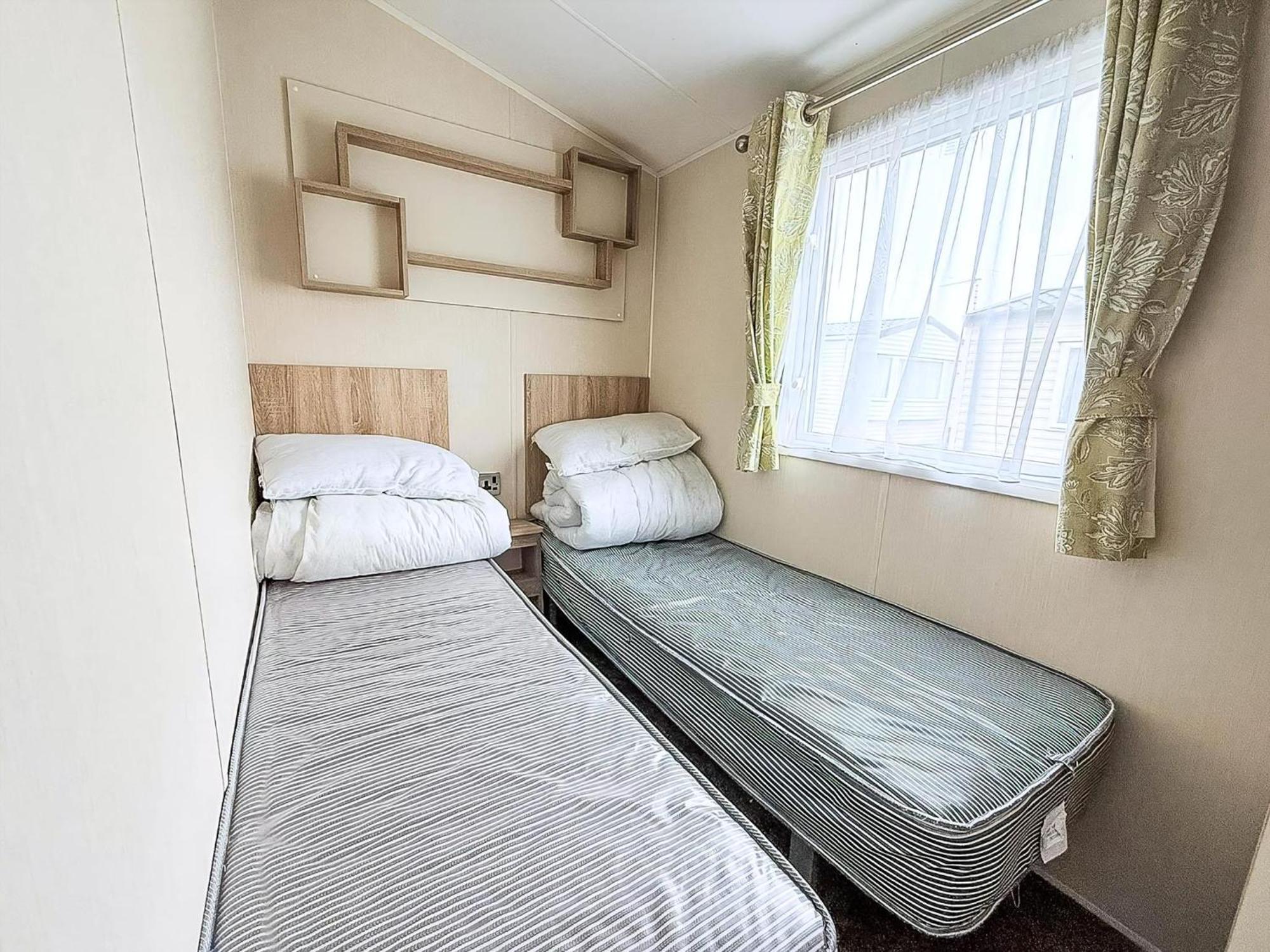 Lovely Caravan With Decking And Outside Furniture At Broadland Sands Ref 20113Bs Hopton on Sea Buitenkant foto